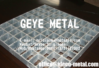 China Heavy Duty Welded Pressure Locked Steel Bar Gratings Serrated for Drains Trench Cover supplier