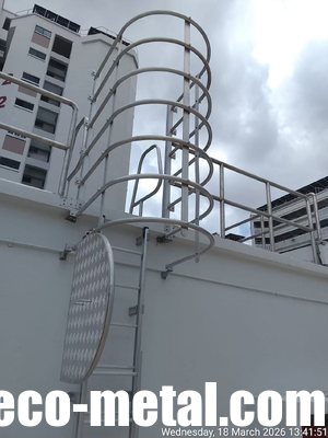 China Marine Grade Stainless Steel Fixed Vertical Safety Access Ladder with Protective Safety Cage and Foldable Rest Platform for Ships and Offshore Applications supplier